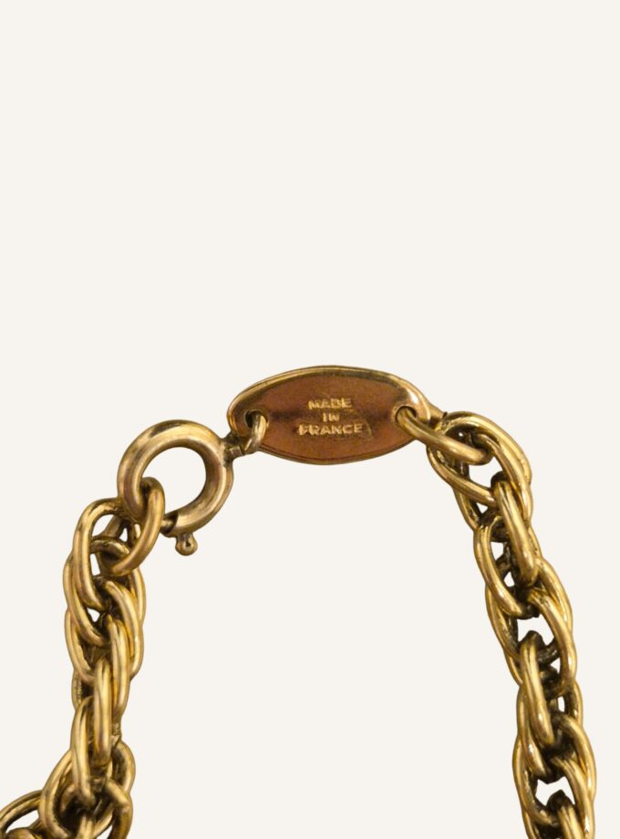 Collier Chanel vintage proche du cou Camélia