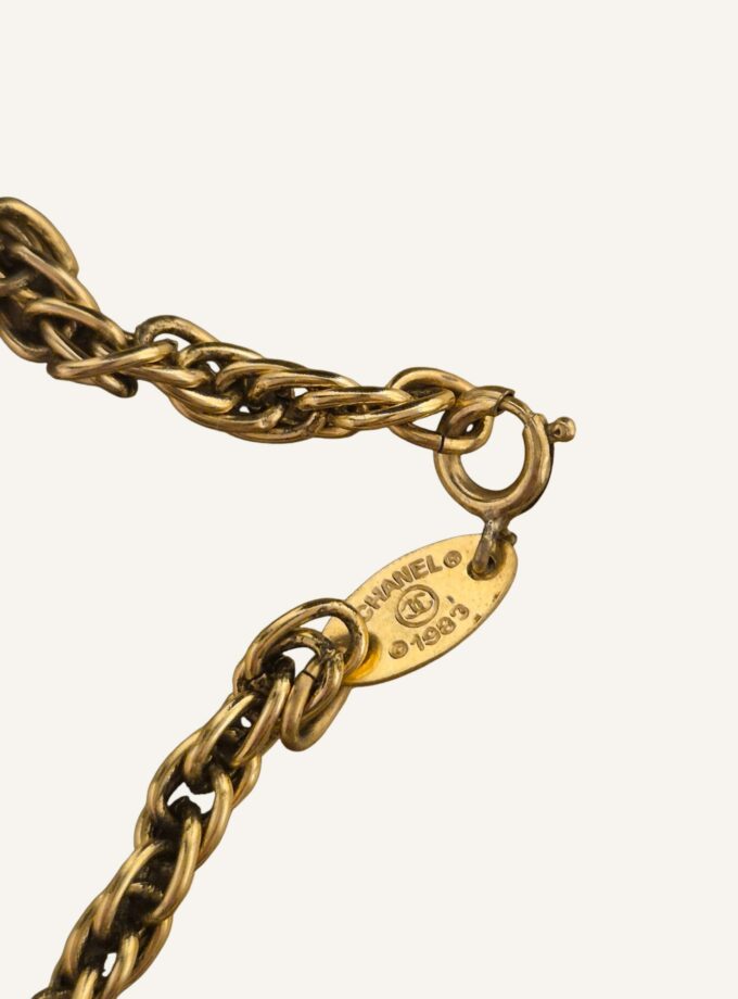 Collier Chanel vintage proche du cou Camélia