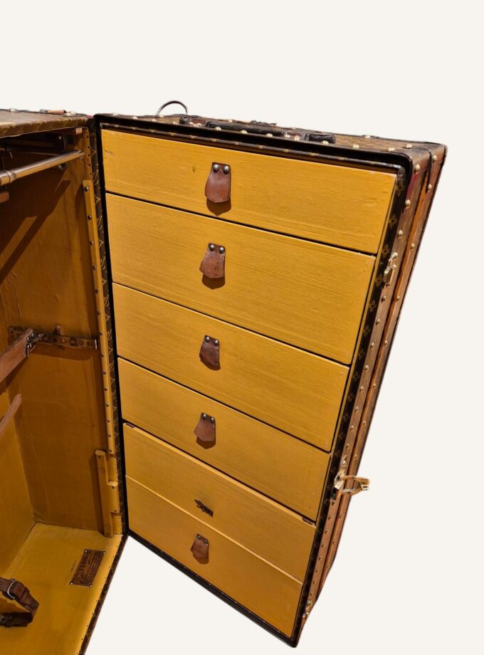 Malle Louis Vuitton penderie