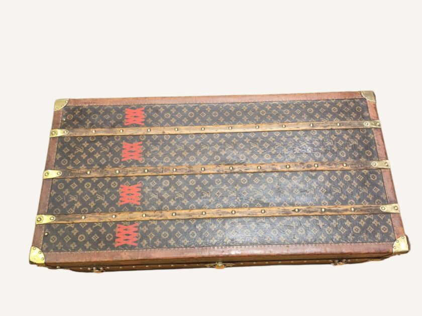 Malle Louis Vuitton penderie / Table basse – Image 13