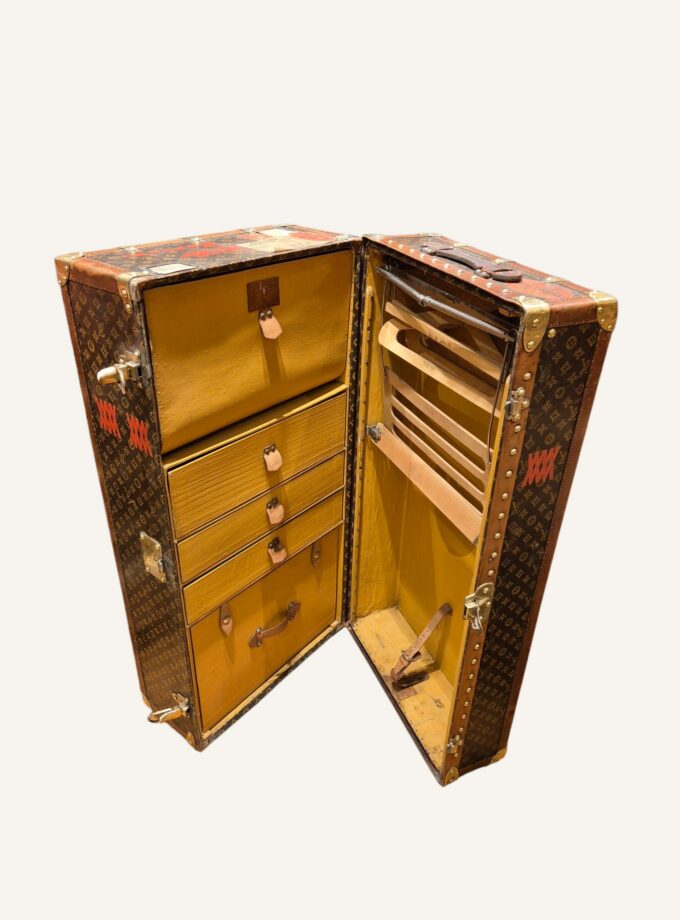 Malle Louis Vuitton penderie / Table basse