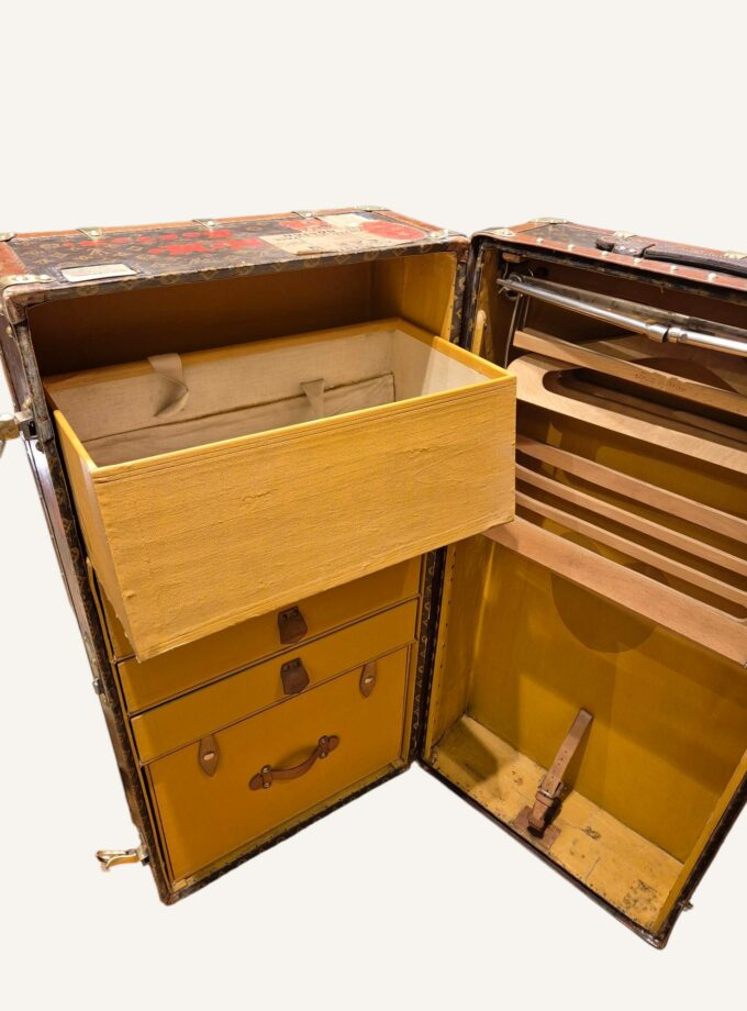 Malle Louis Vuitton penderie / Table basse