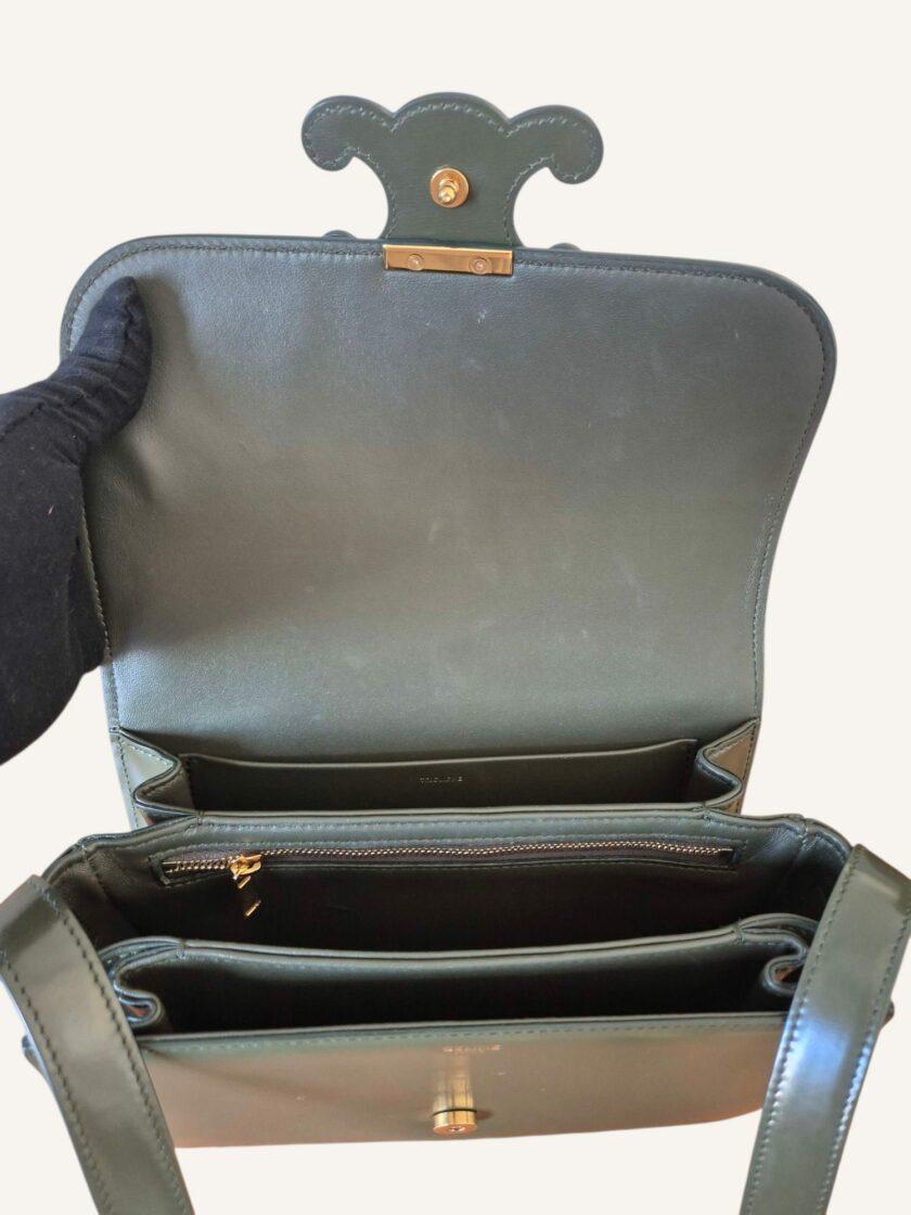 Sac Hermès Victoria 50 en cuir taurillon Clémence rouge profond. Très bon état. Élégant et spacieux, idéal pour voyage ou quotidien raffiné.