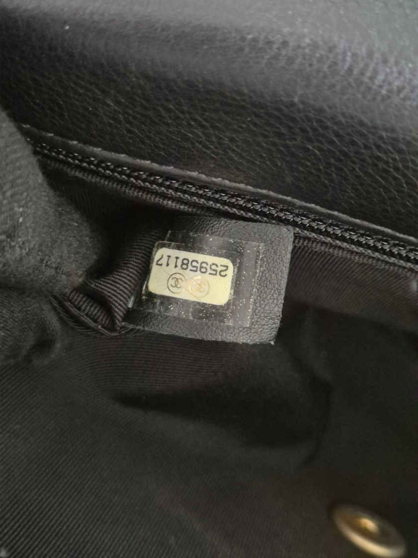Sac Hermès Birkin 30 en cuir Swift noir, finitions or. Très bon état. Icône intemporelle, rare et certifiée. Excellent investissement luxe.