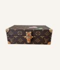 petite malle Louis Vuitton monogram intérieur fuchsia décor fleur