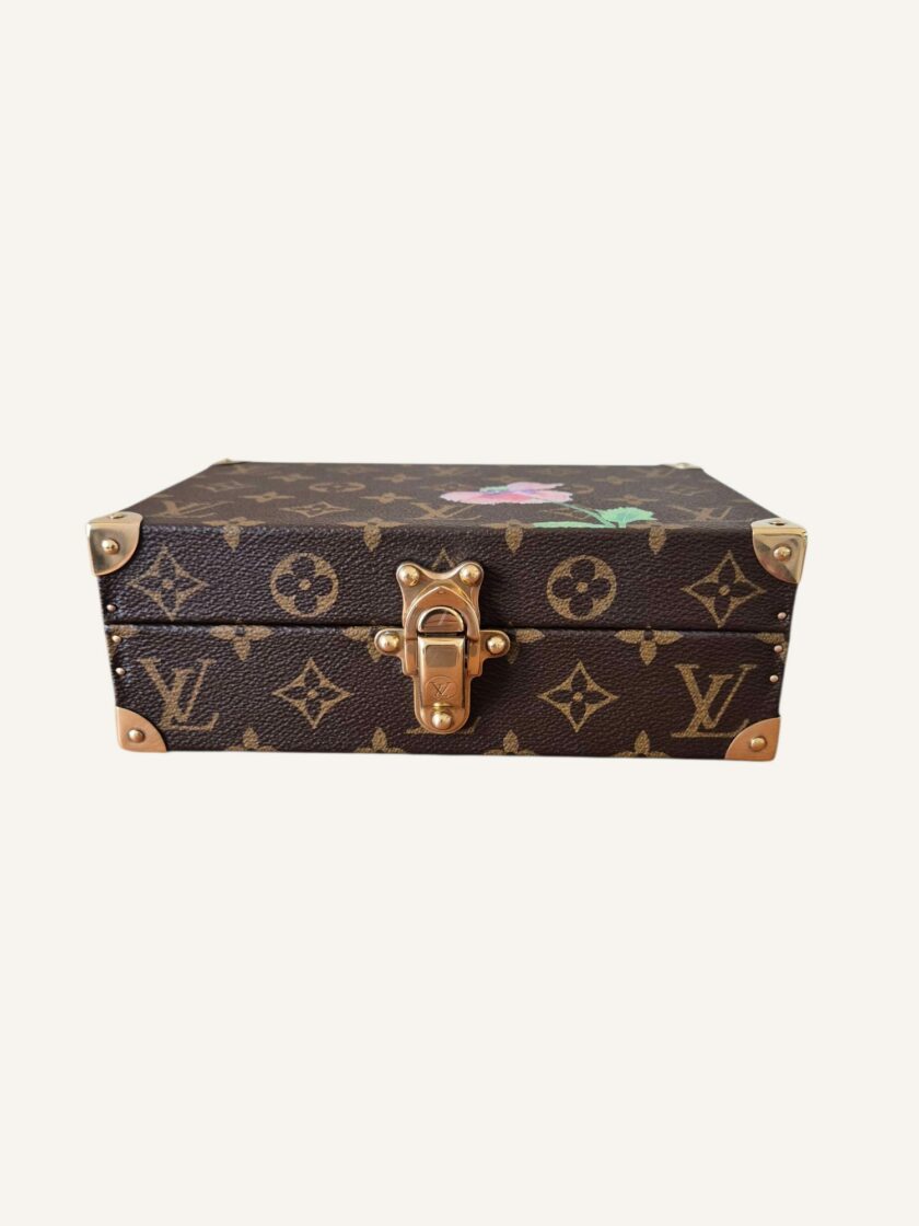petite malle Louis Vuitton monogram intérieur fuchsia décor fleur