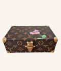 petite malle Louis Vuitton monogram intérieur fuchsia décor fleur