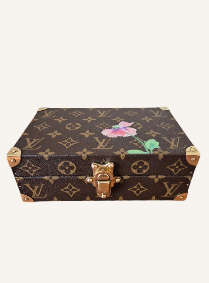 petite malle Louis Vuitton monogram intérieur fuchsia décor fleur