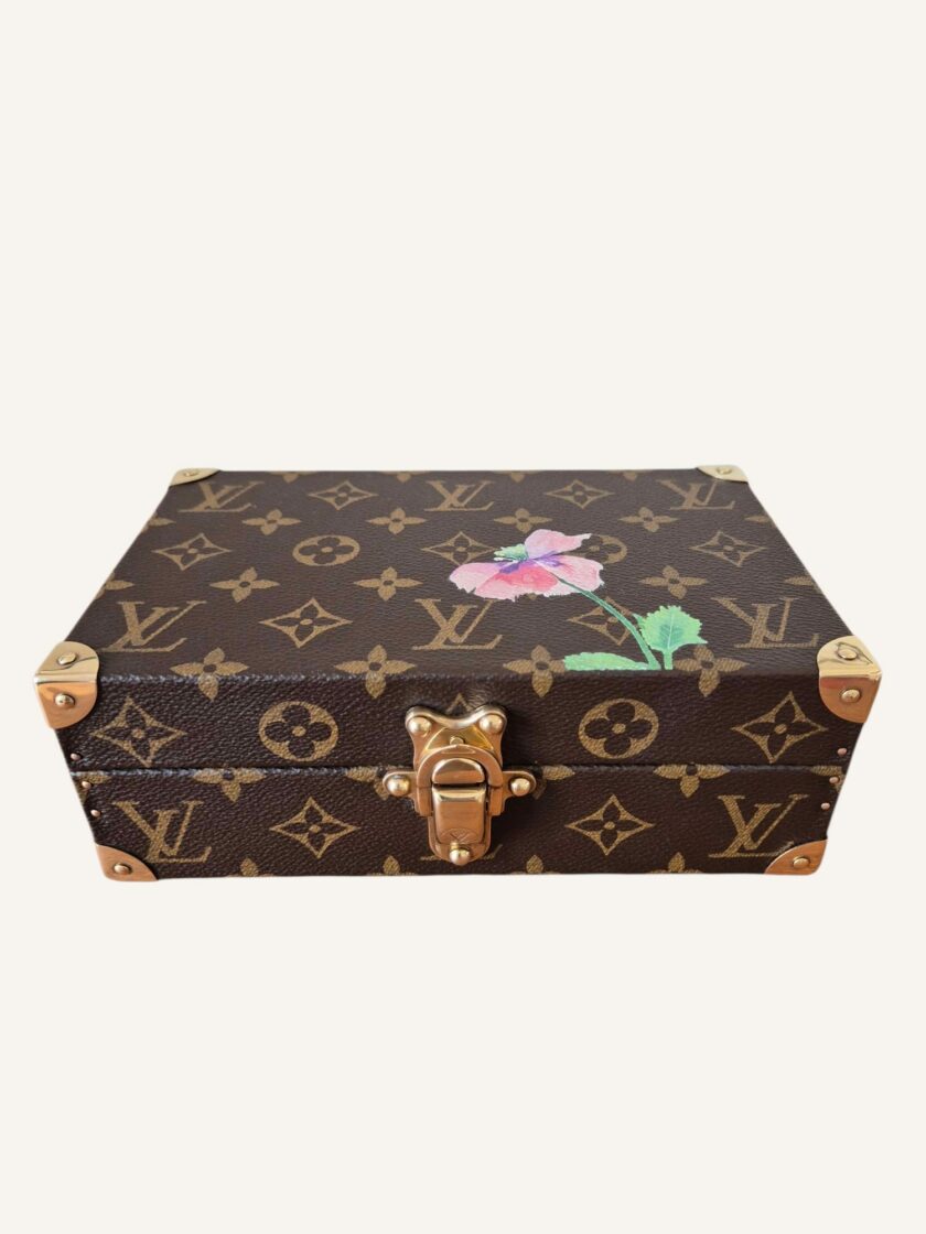 petite malle Louis Vuitton monogram intérieur fuchsia décor fleur