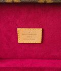 petite malle Louis Vuitton monogram intérieur fuchsia décor fleur