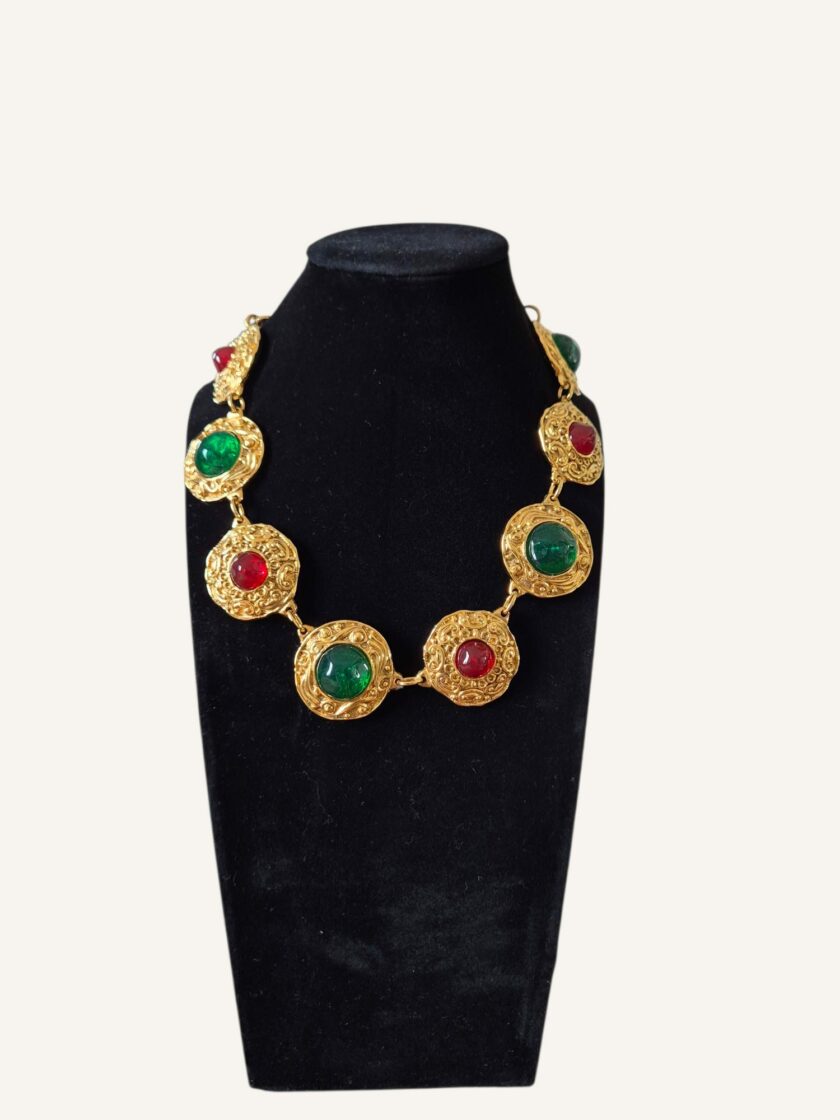 collier Chanel vintage Gripoix doré vert rouge