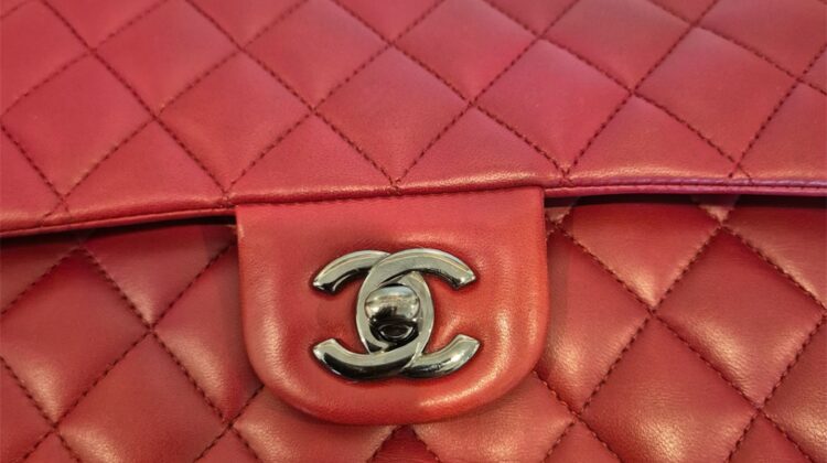 Histoire du sac Chanel Timeless : l’icône intemporelle du luxe