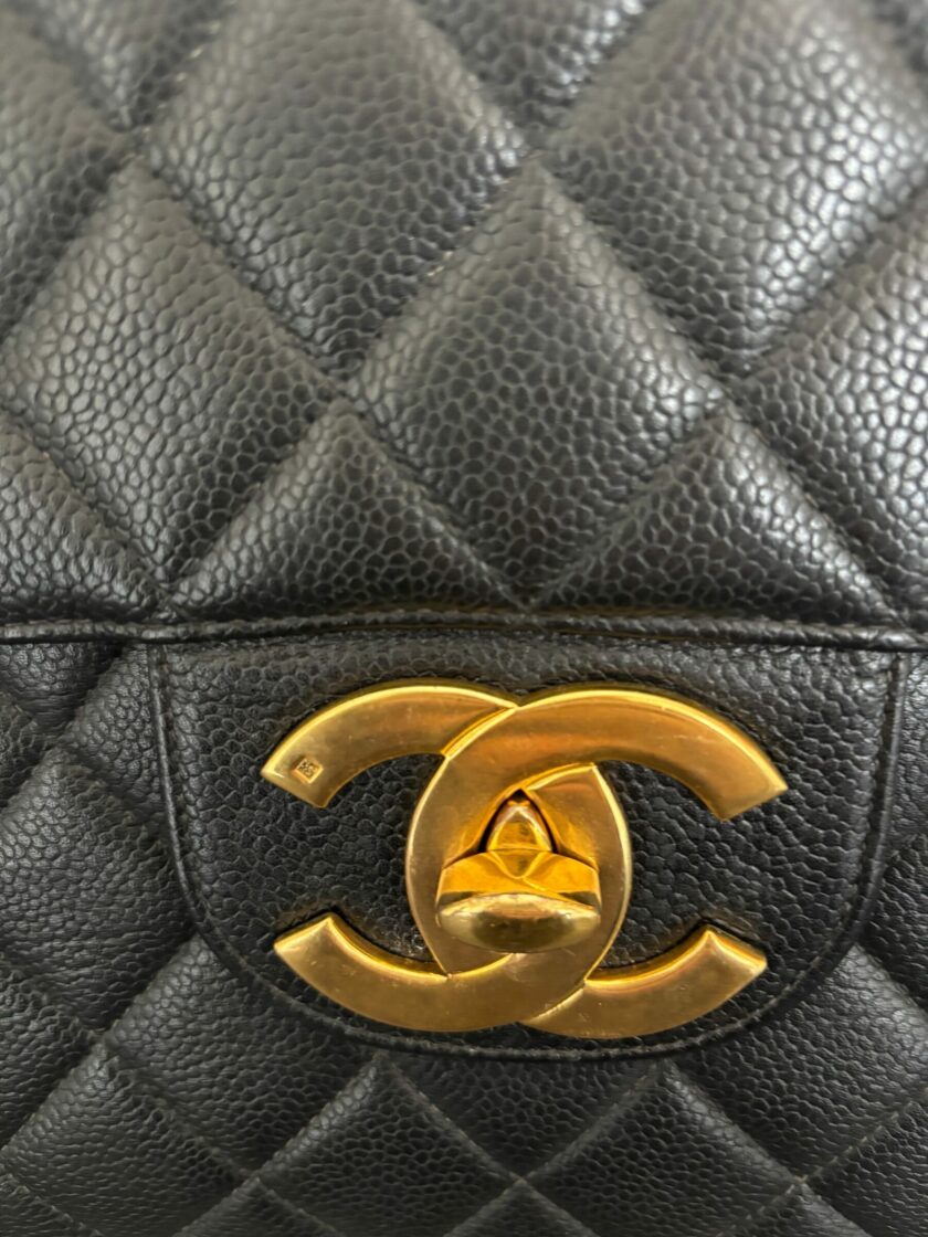 sac Chanel Jumbo vintage cuir caviar noir or 1995