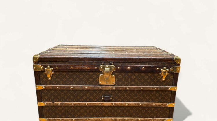 Valeur malle Louis Vuitton : comment connaître la valeur en 2025 ? Guide d’estimation complet