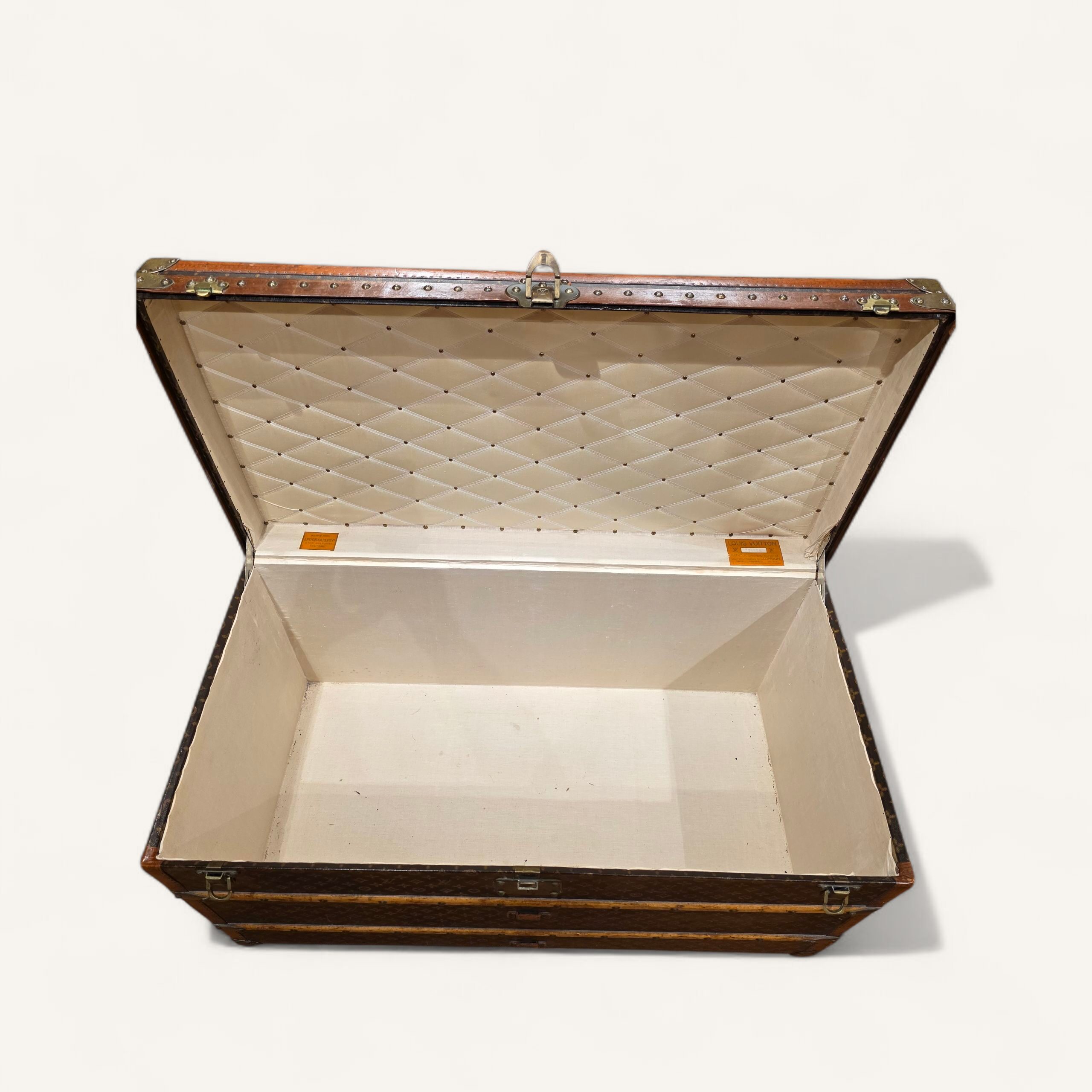 malle Louis Vuitton ancienne toile au pochoir début XXe siècle