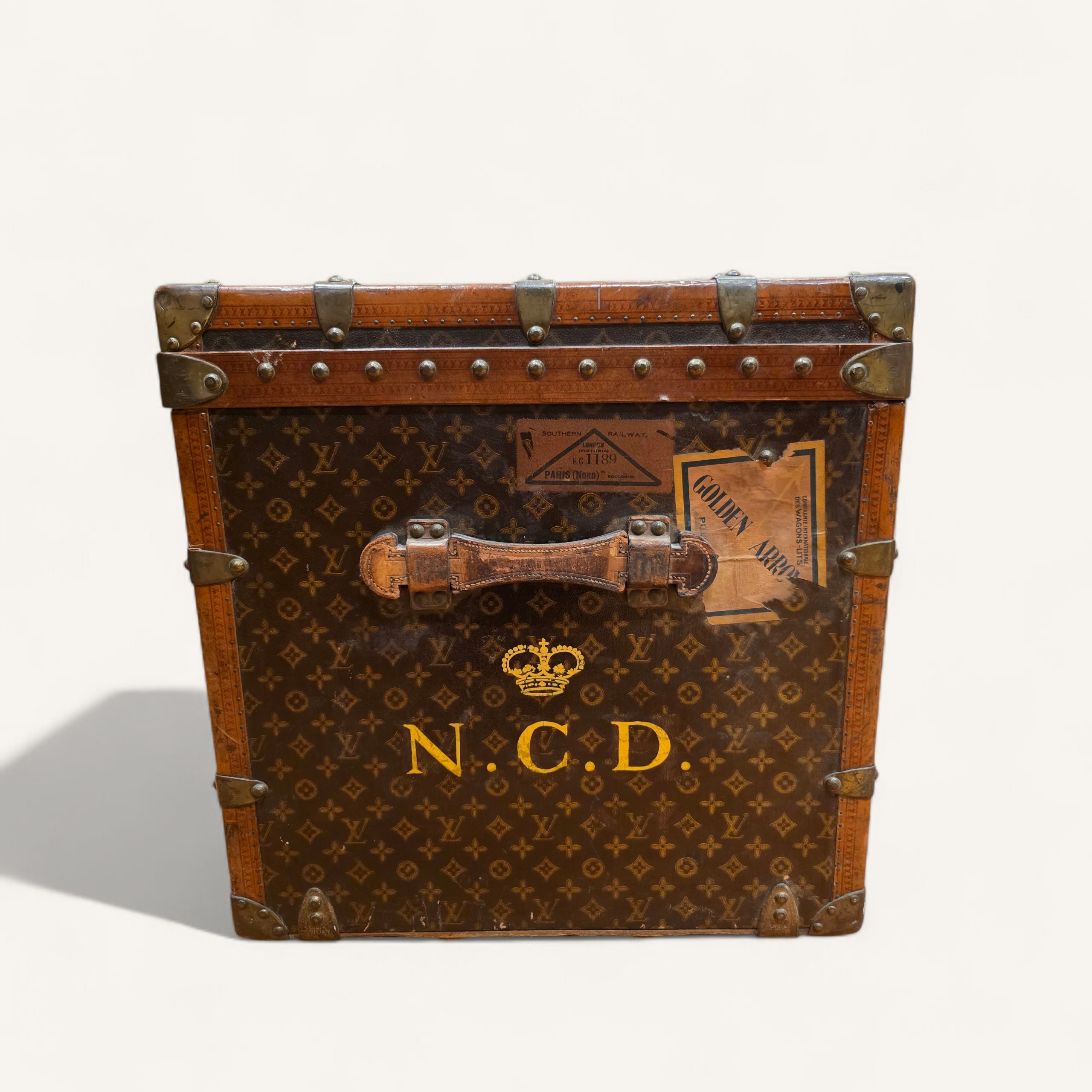 malle Louis Vuitton ancienne toile au pochoir début XXe siècle