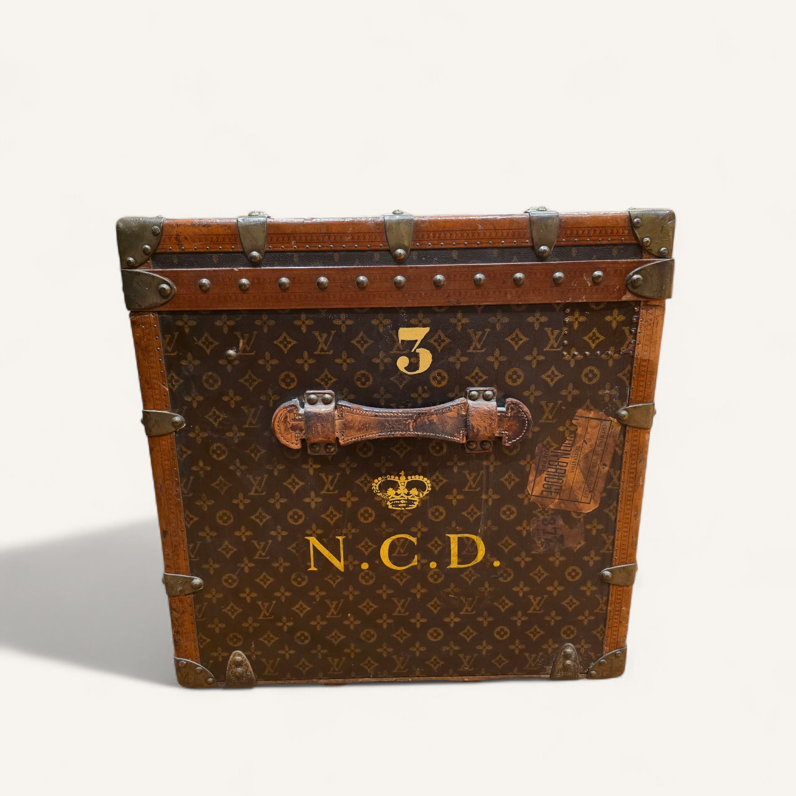 malle Louis Vuitton ancienne toile au pochoir début XXe siècle