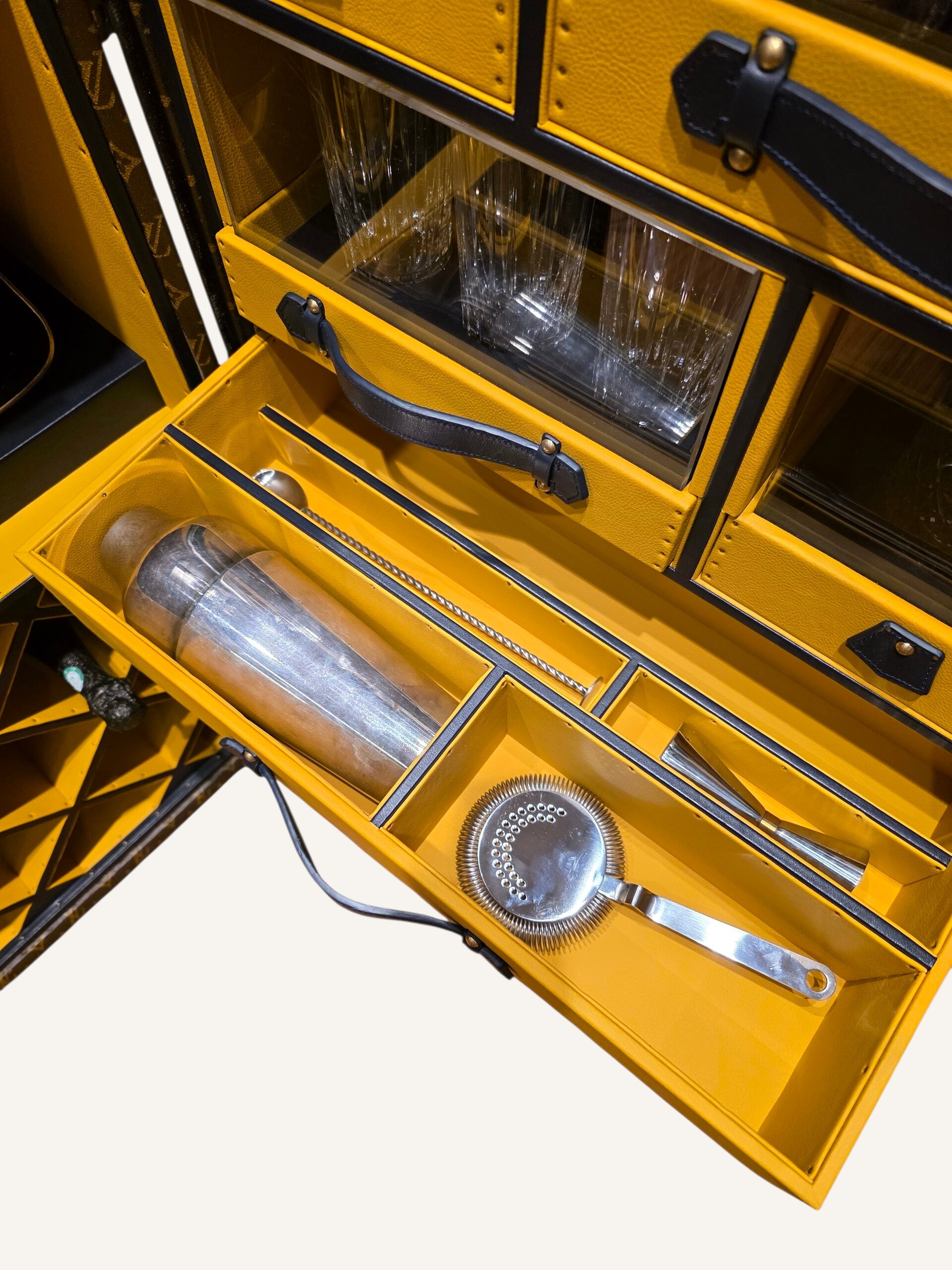 malle Louis Vuitton penderie bar vintage monogramme au pochoir