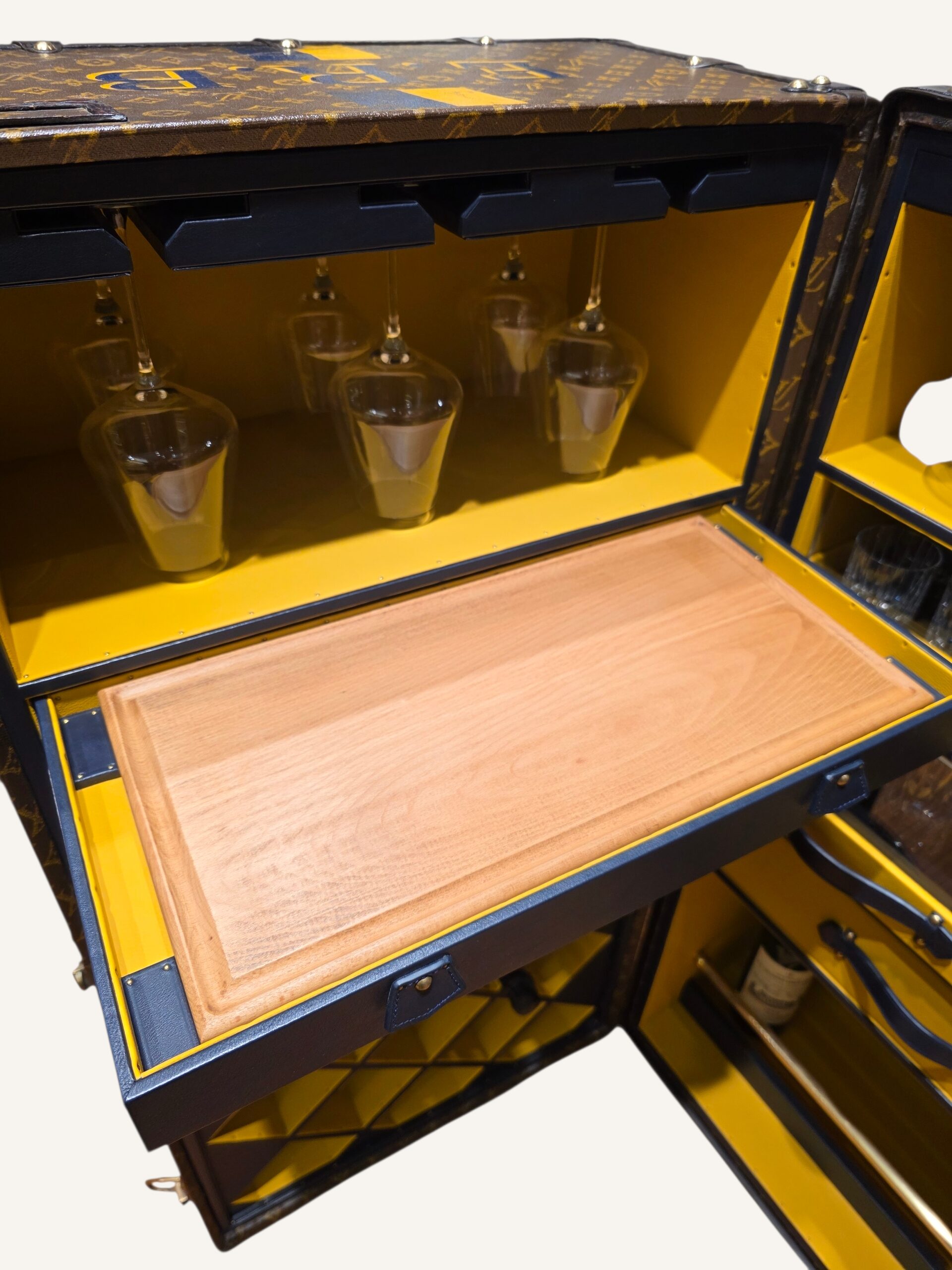 malle Louis Vuitton penderie bar vintage monogramme au pochoir