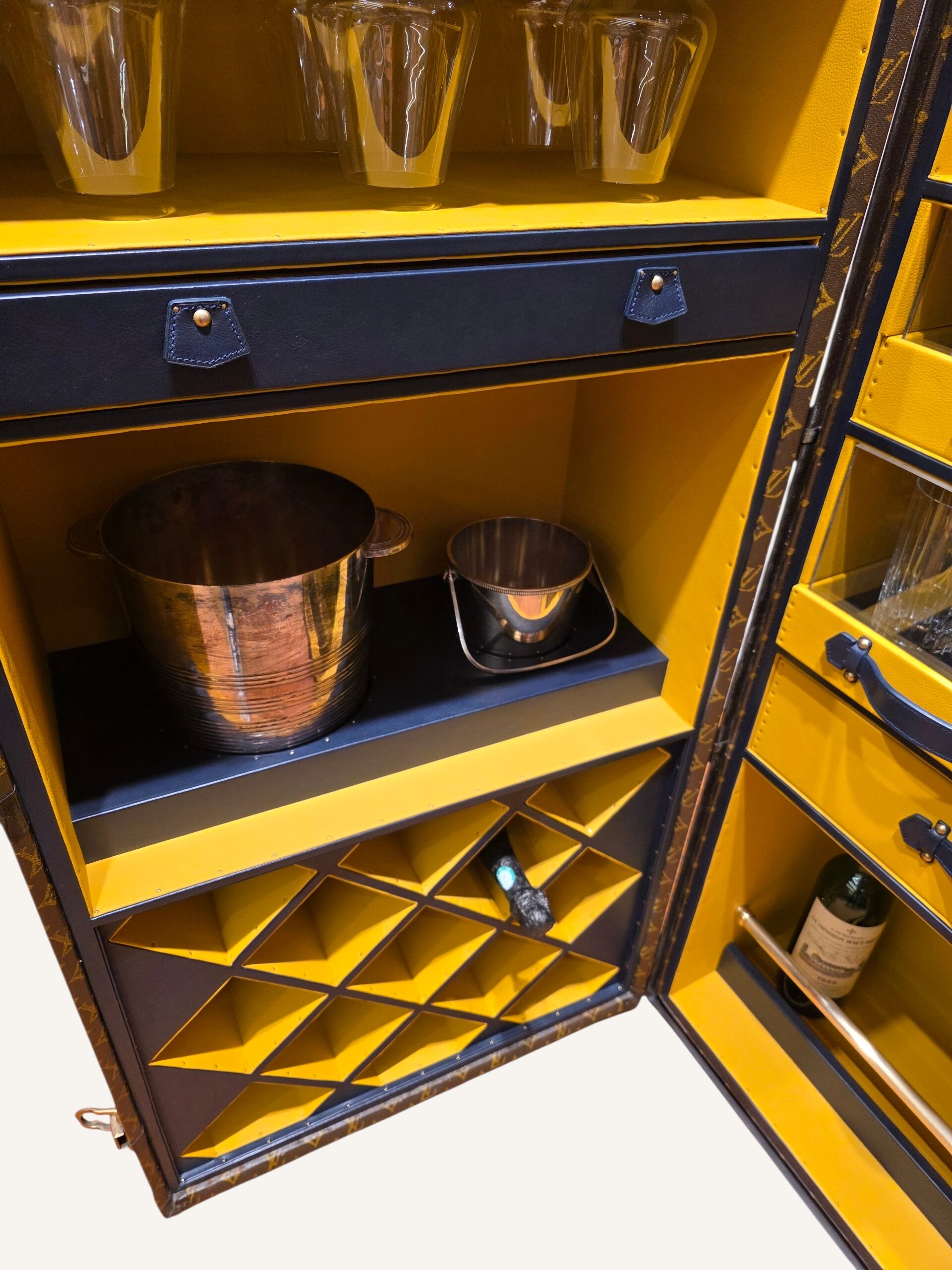 malle Louis Vuitton penderie bar vintage monogramme au pochoir