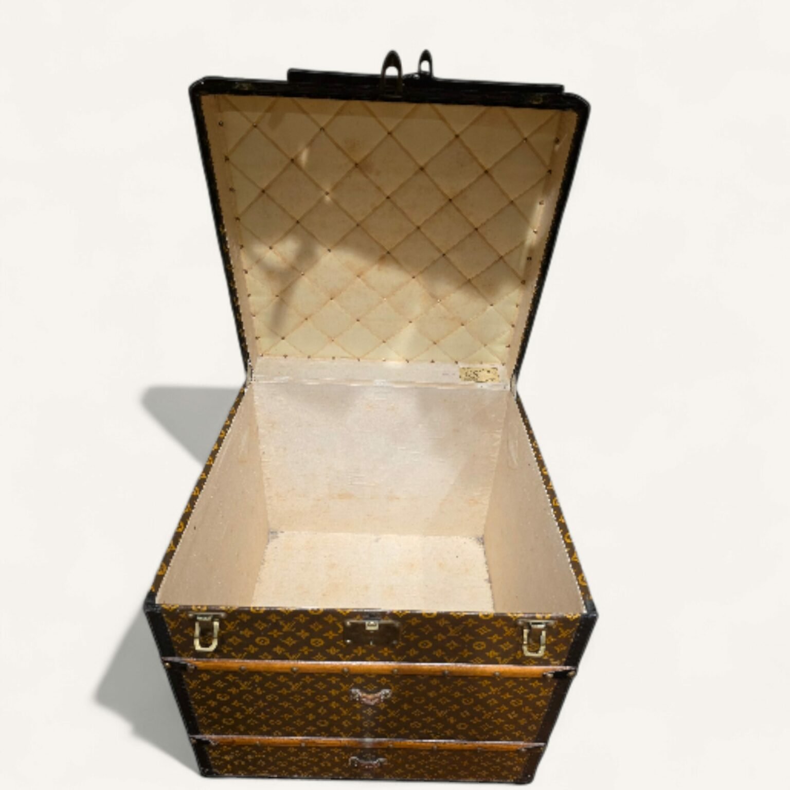 malle Louis Vuitton ancienne toile au pochoir 1 Rue Scribe différence malle Louis Vuitton ancienne moderne