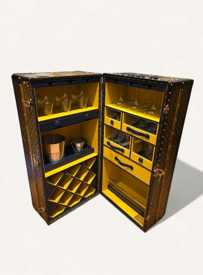 malle Louis Vuitton penderie bar vintage monogramme au pochoir