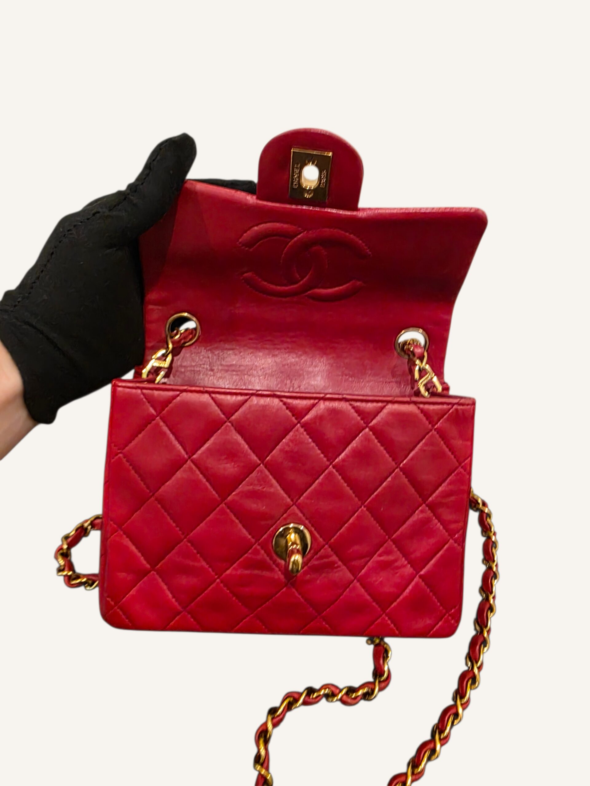 mini sac Chanel vintage rouge finitions gold