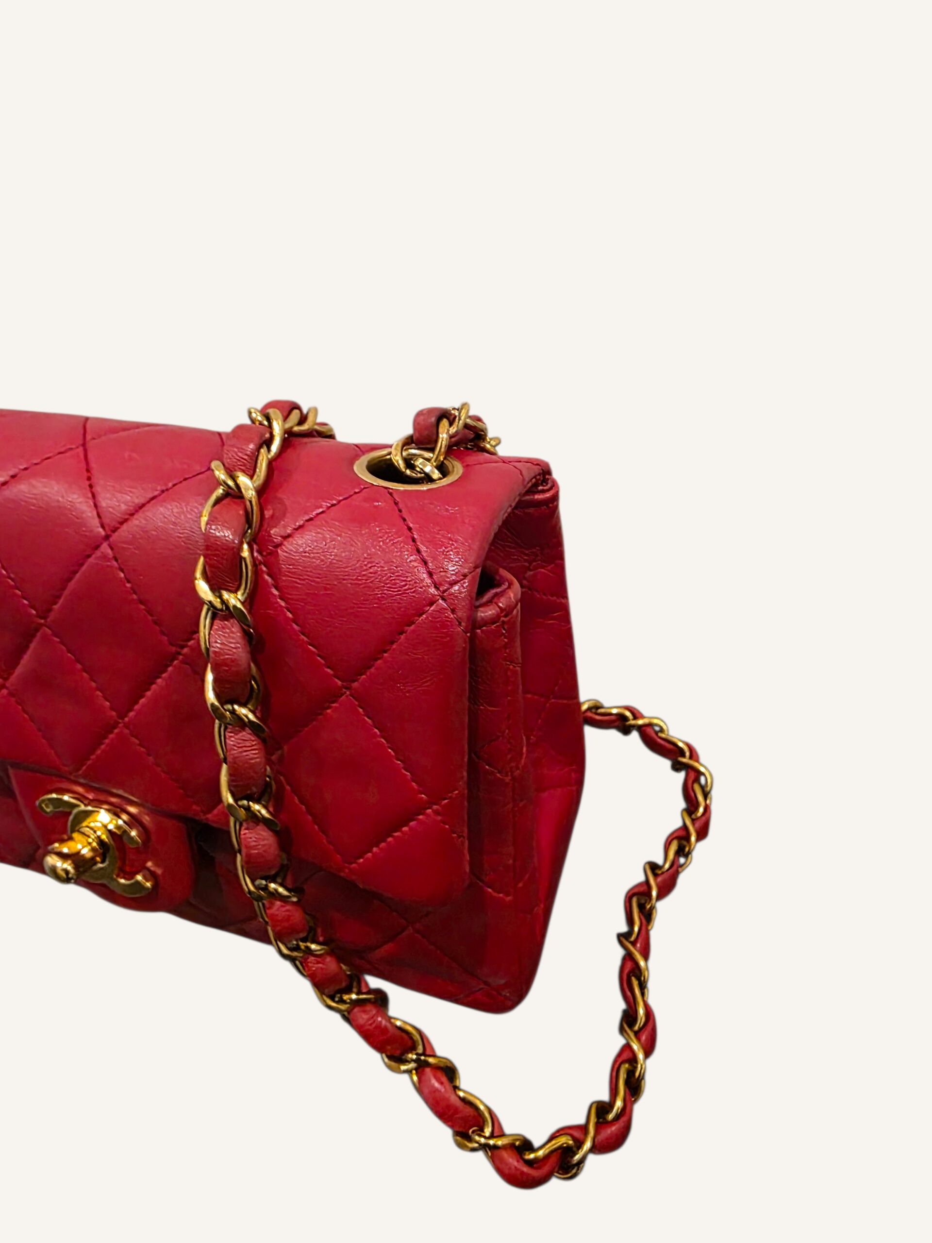 mini sac Chanel vintage rouge finitions gold