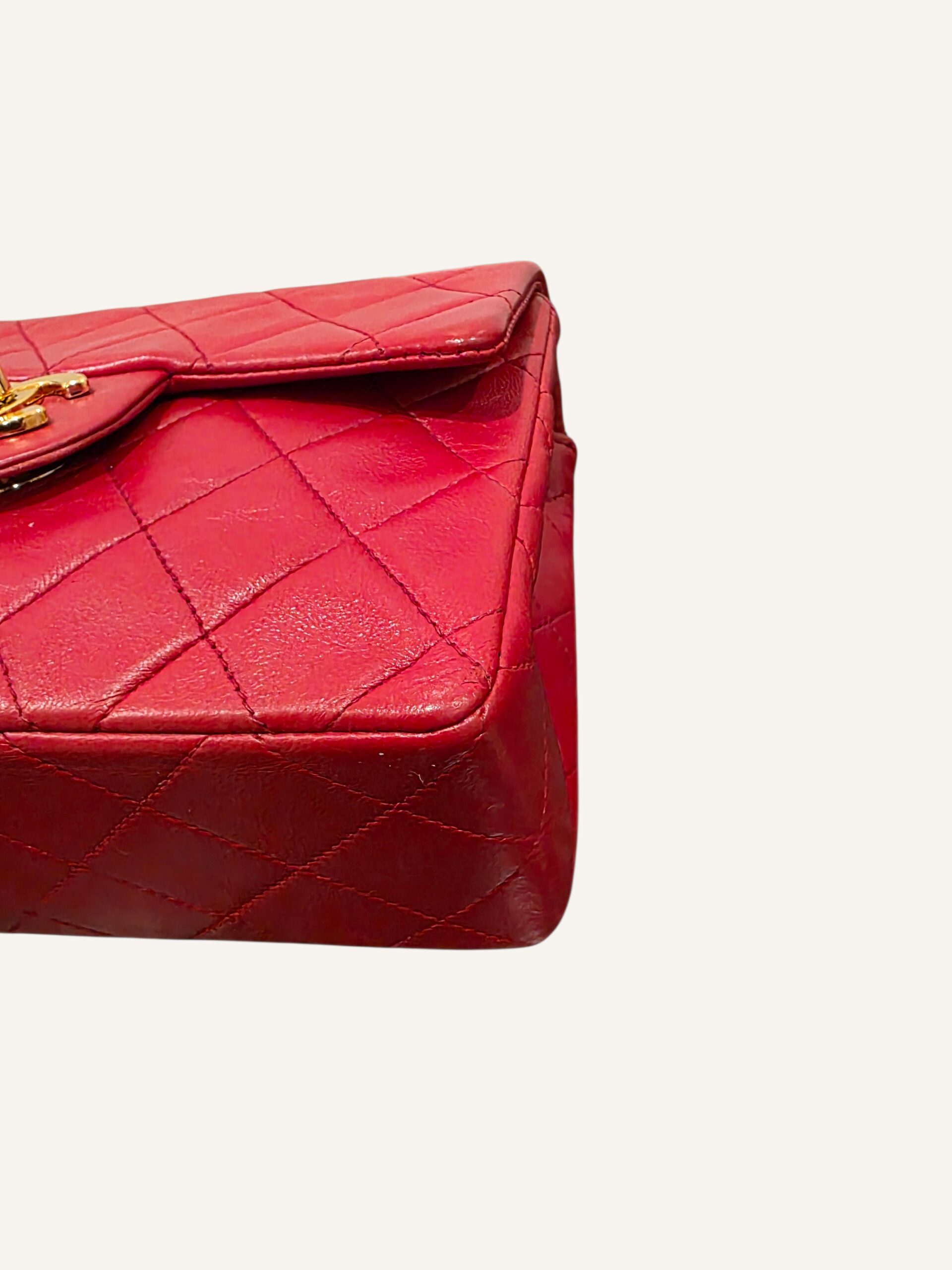 mini sac Chanel vintage rouge finitions gold