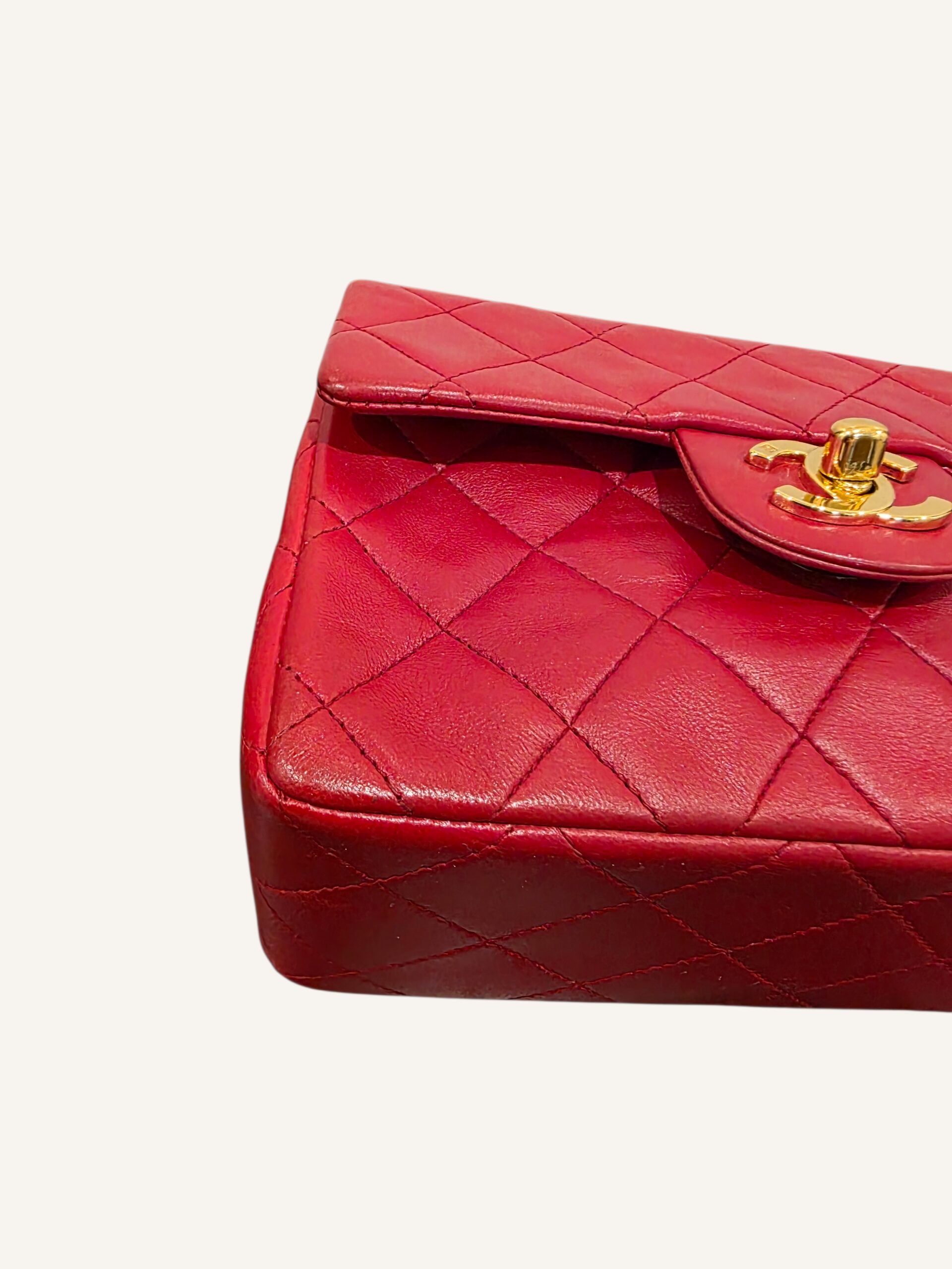 mini sac Chanel vintage rouge finitions gold