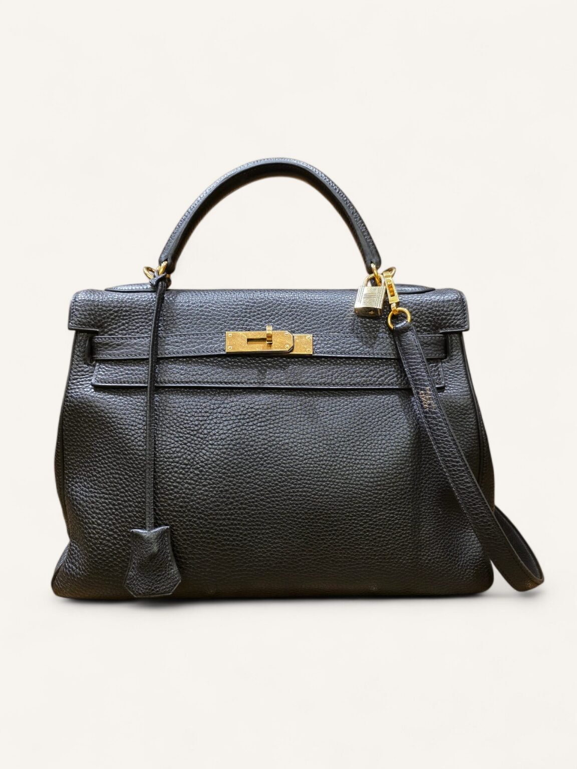 Hermès Picotin ancien en cuir taurillon Clémence blanc. Format généreux 27 × 27 × 30 cm. Traces d’usage cohérentes avec son âge. Pièce vintage authentique.