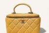 sac Chanel vanity cuir agneau jaune bandoulière investir Chanel vs Hermès vintage