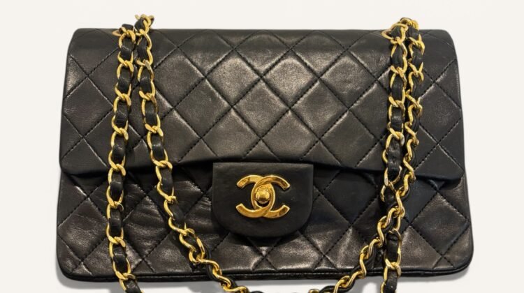 Tout savoir sur les matériaux utilisés chez Chanel (cuir caviar, lambskin, tweed, etc.)
