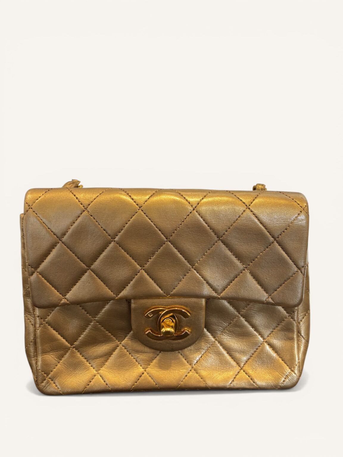 Malle Louis Vuitton courrier vintage en toile monogram vers 1930. Finitions laiton et lozine. Idéale en table basse.