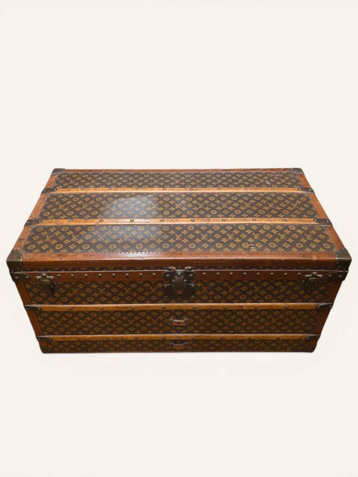 malle Louis Vuitton courrier ancienne monogram 1915 rôle des malles dans l’histoire du luxe