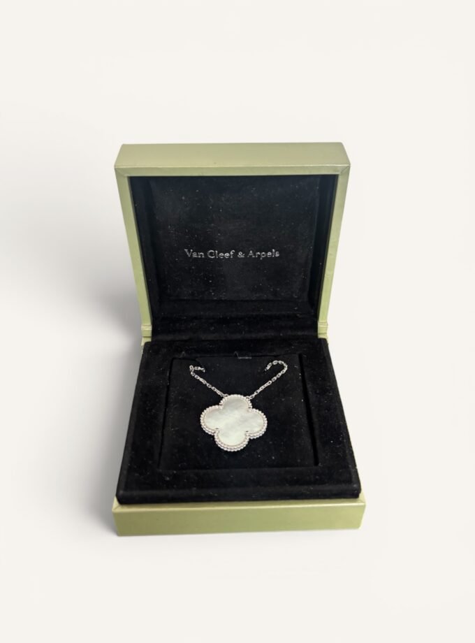collier Van Cleef or blanc nacre