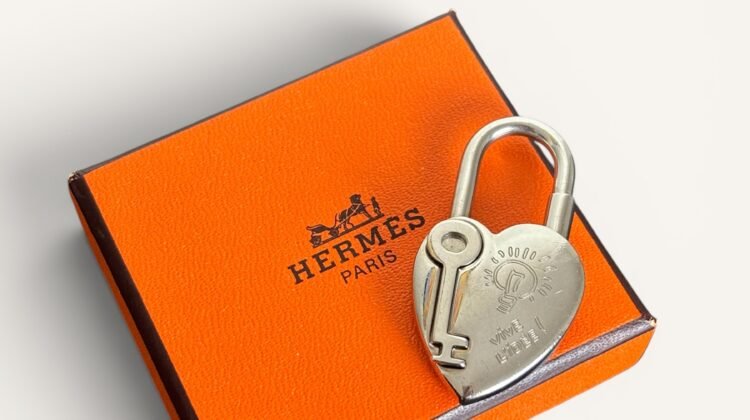 Guide des accessoires Hermès : bouclerie, coutures et sellerie
