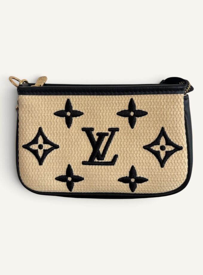 Pochette Louis Vuitton By The Pool
