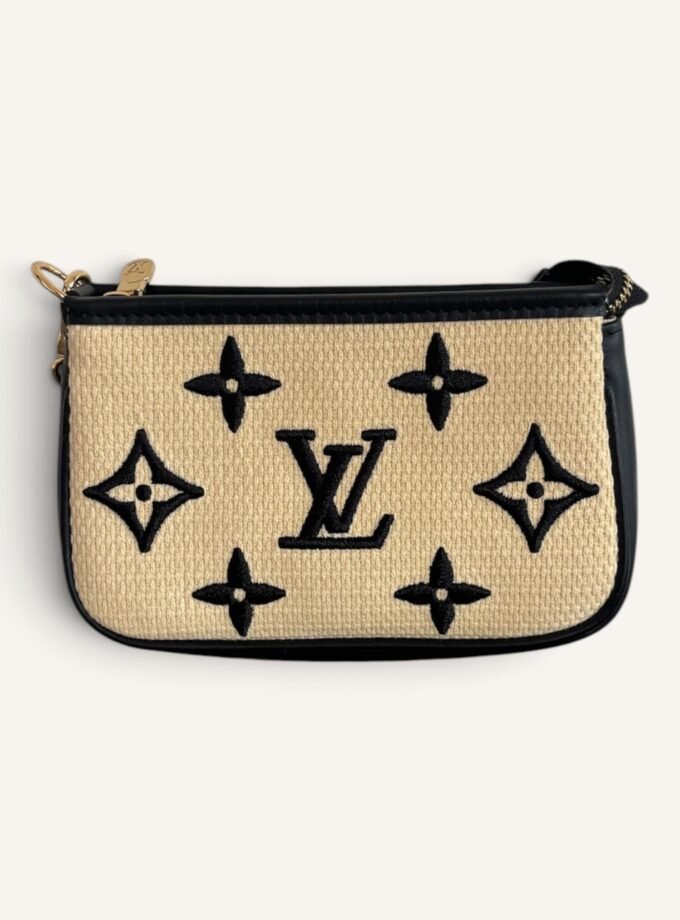 Pochette Louis Vuitton By The Pool