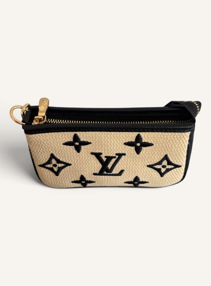 Pochette Louis Vuitton By The Pool