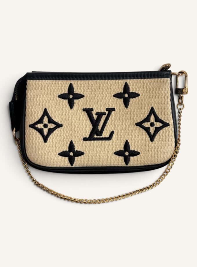 Pochette Louis Vuitton By The Pool