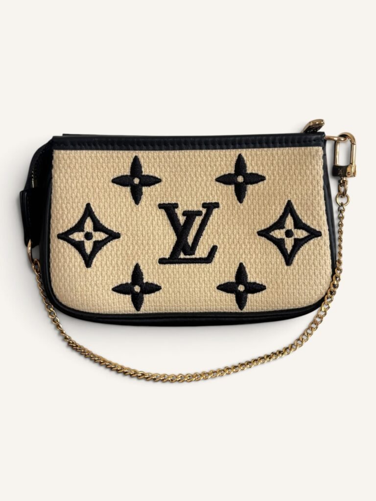 Pochette Louis Vuitton By The Pool