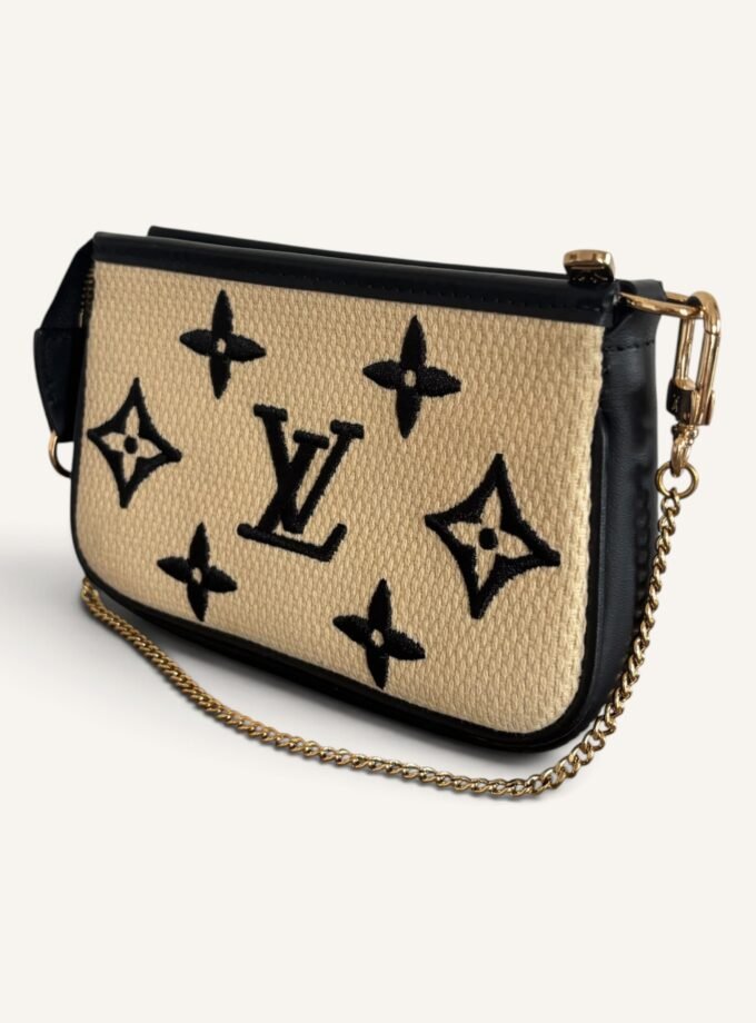 Pochette Louis Vuitton By The Pool