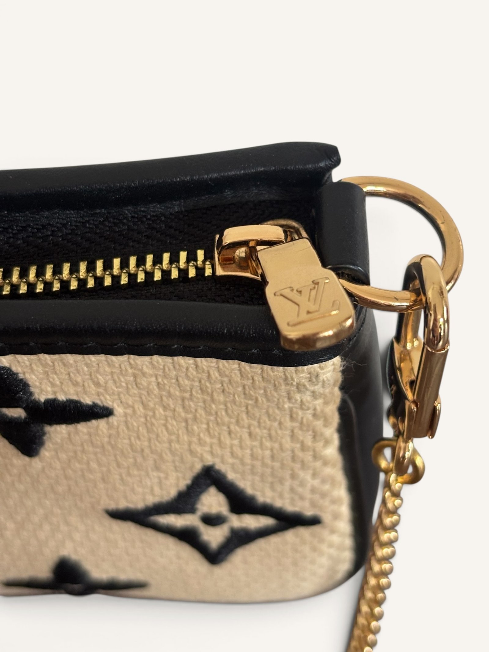 Pochette Louis Vuitton By The Pool – Image 10