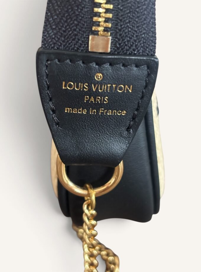 Pochette Louis Vuitton By The Pool