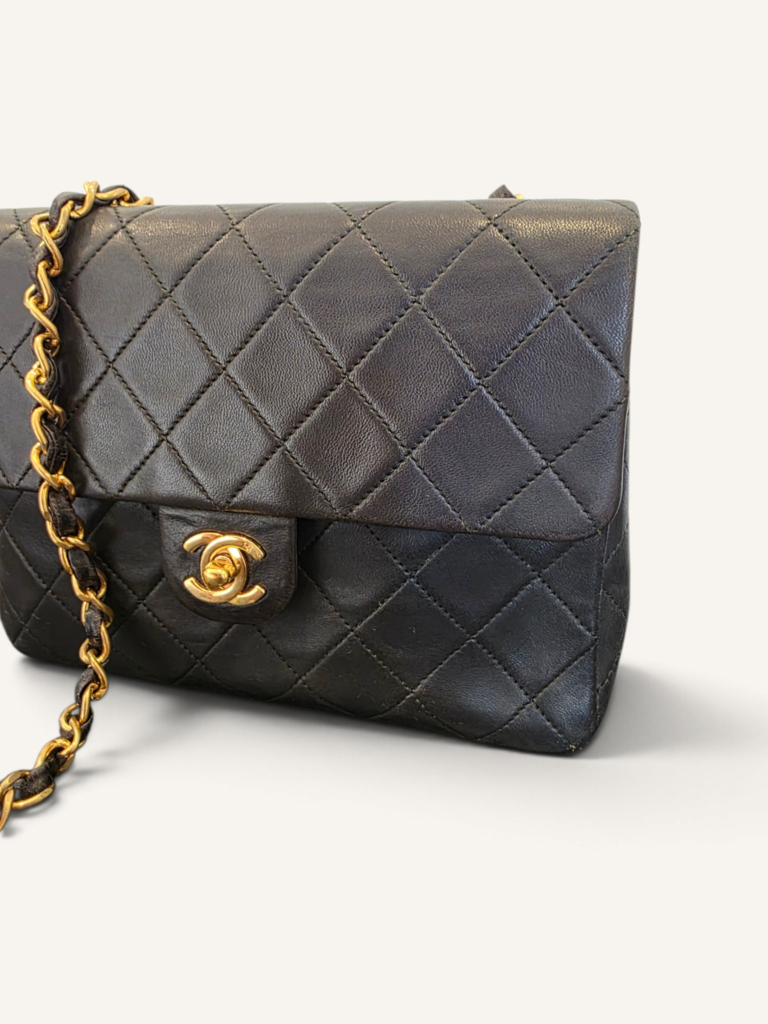 Sac Chanel vintage : observer les matières, les détails et l’état de conservation.