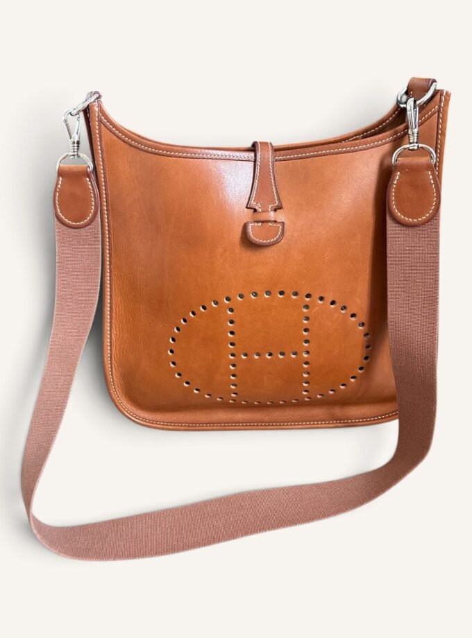 Evelyne PM Barenia