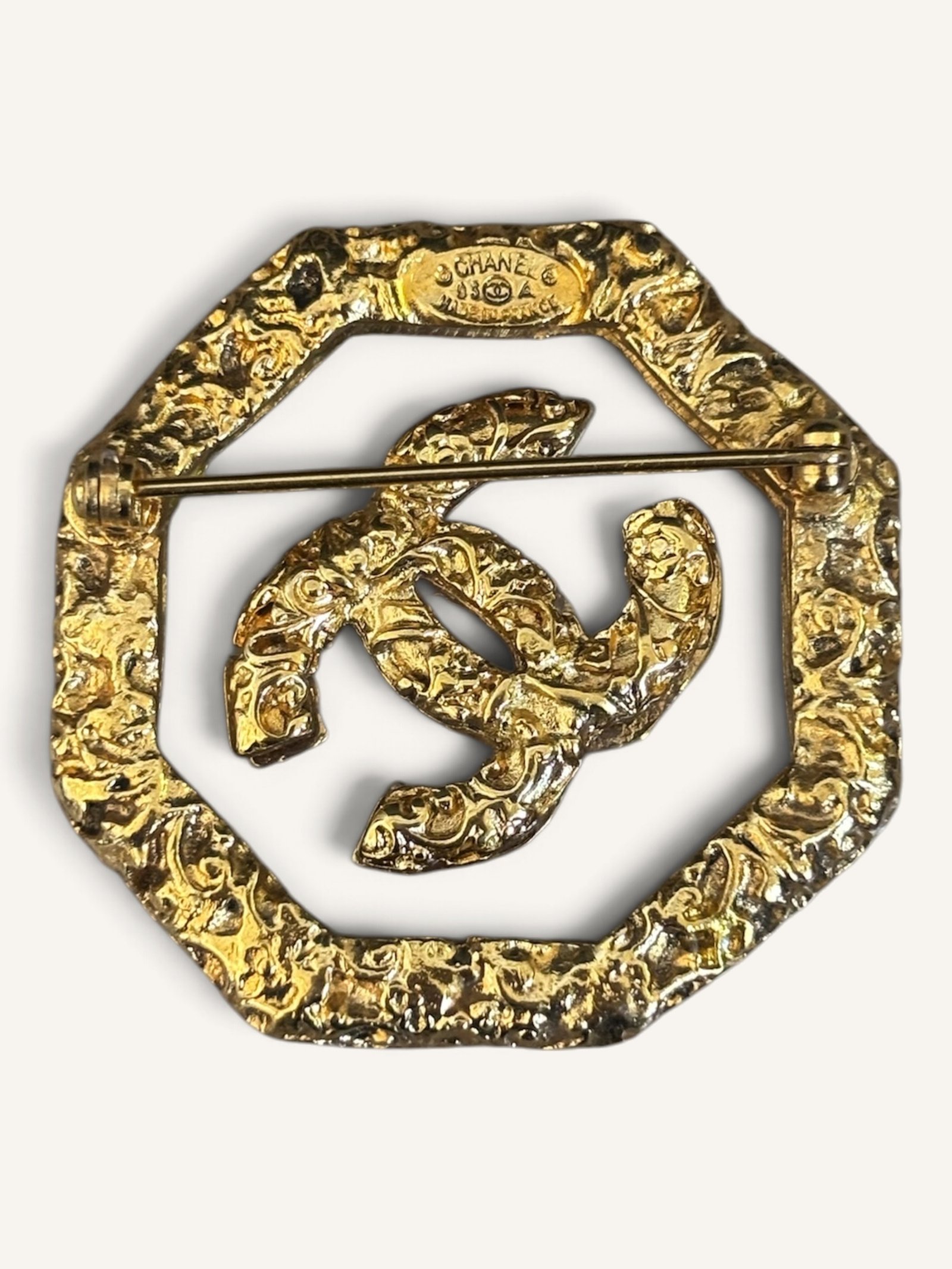 Broche Chanel Lava