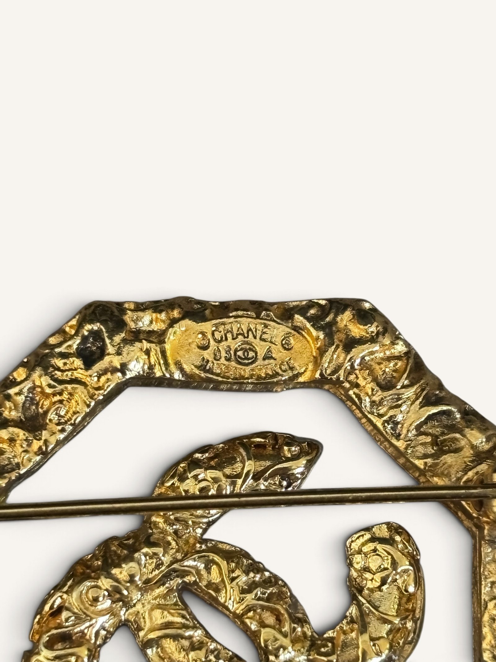 Broche Chanel Lava
