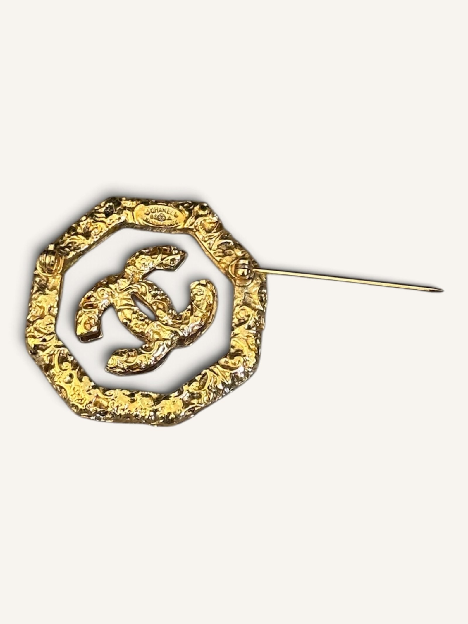 Broche Chanel Lava